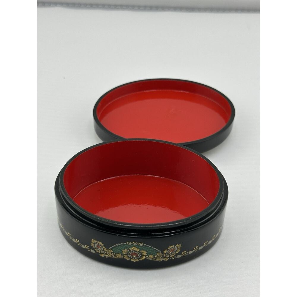 Russian Lacquer Papier Mache Box Kholui Village Scene Oval Signed - Picture 6 of 9
